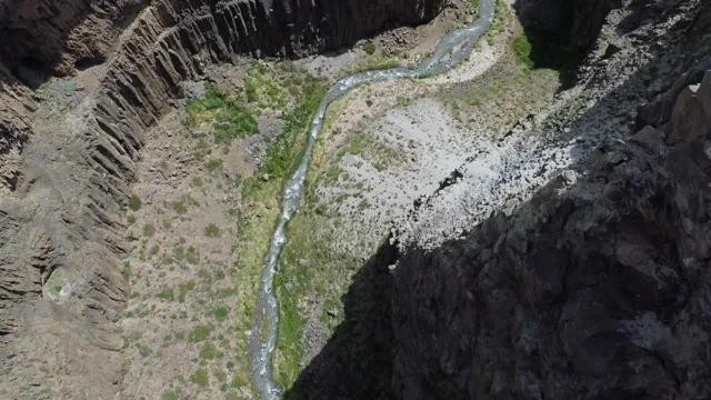 Vista cenital del cañón de basalto con el río serpenteando en el fondo