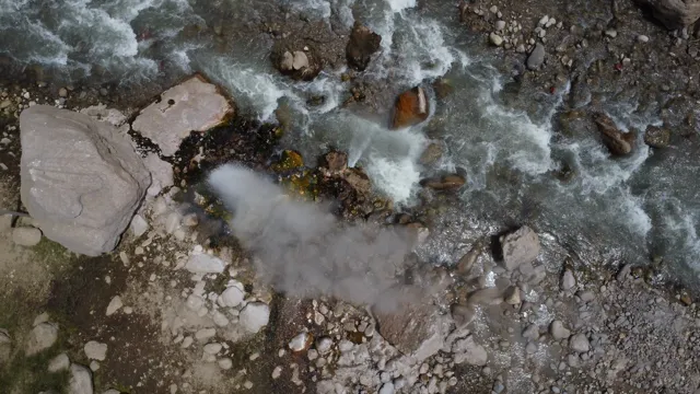Vista aérea del géiser de Los Tachos y el río termal