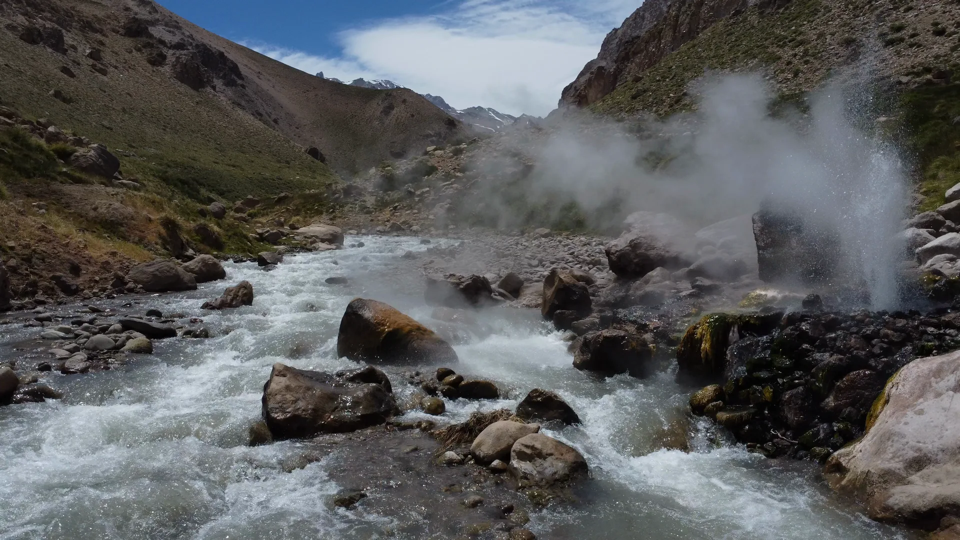 Géiser en erupción en Los Tachos