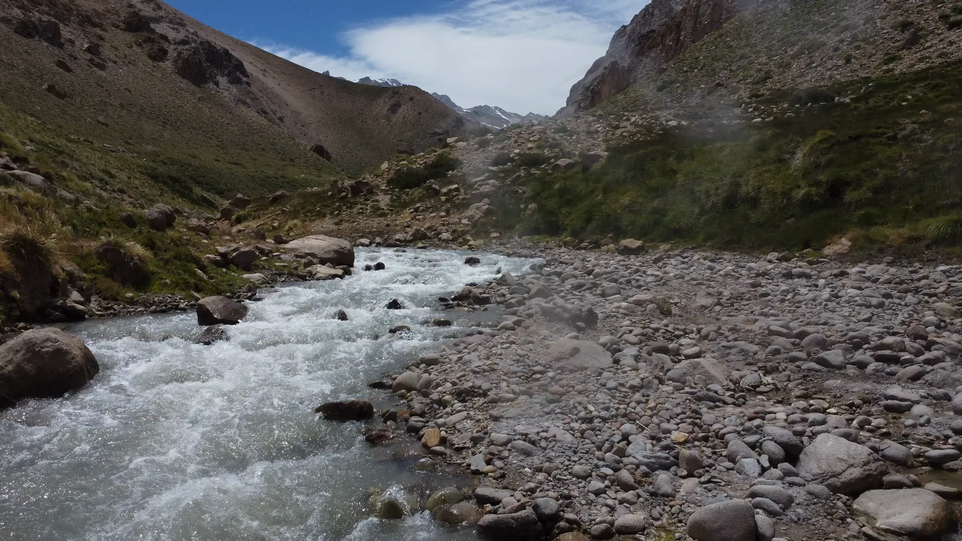 Paisaje del río termal en el Área Natural Protegida Domuyo