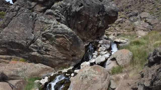Cascada natural en el complejo Villa Aguas Calientes