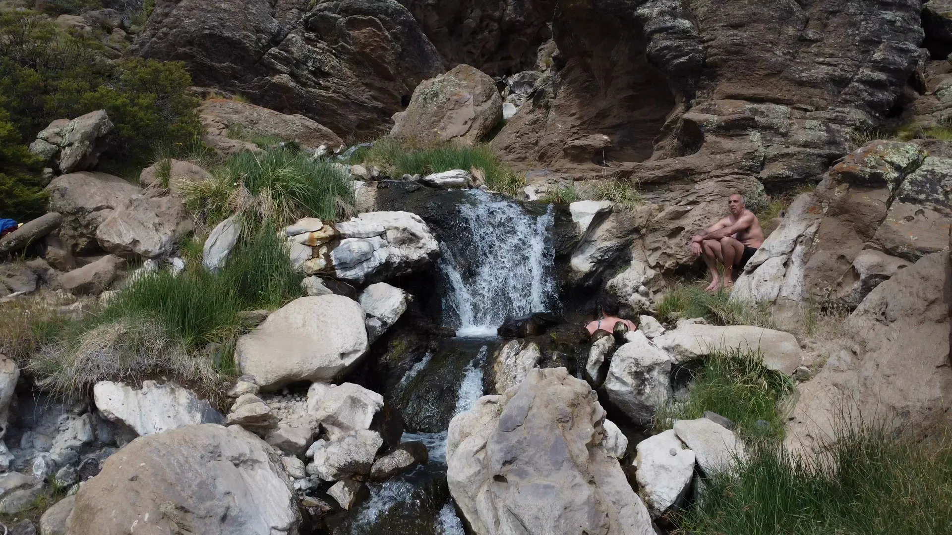 Excursionistas relajándose en las aguas termales naturales