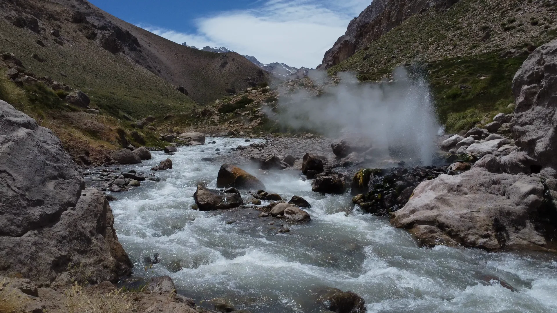 Valle del río termal camino a Los Tachos, con la cordillera de fondo