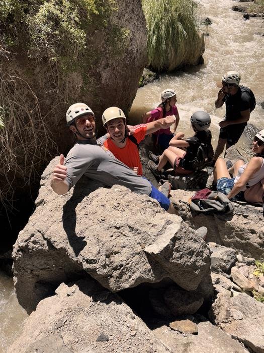 Grupo en la base de una cascada del cañadón