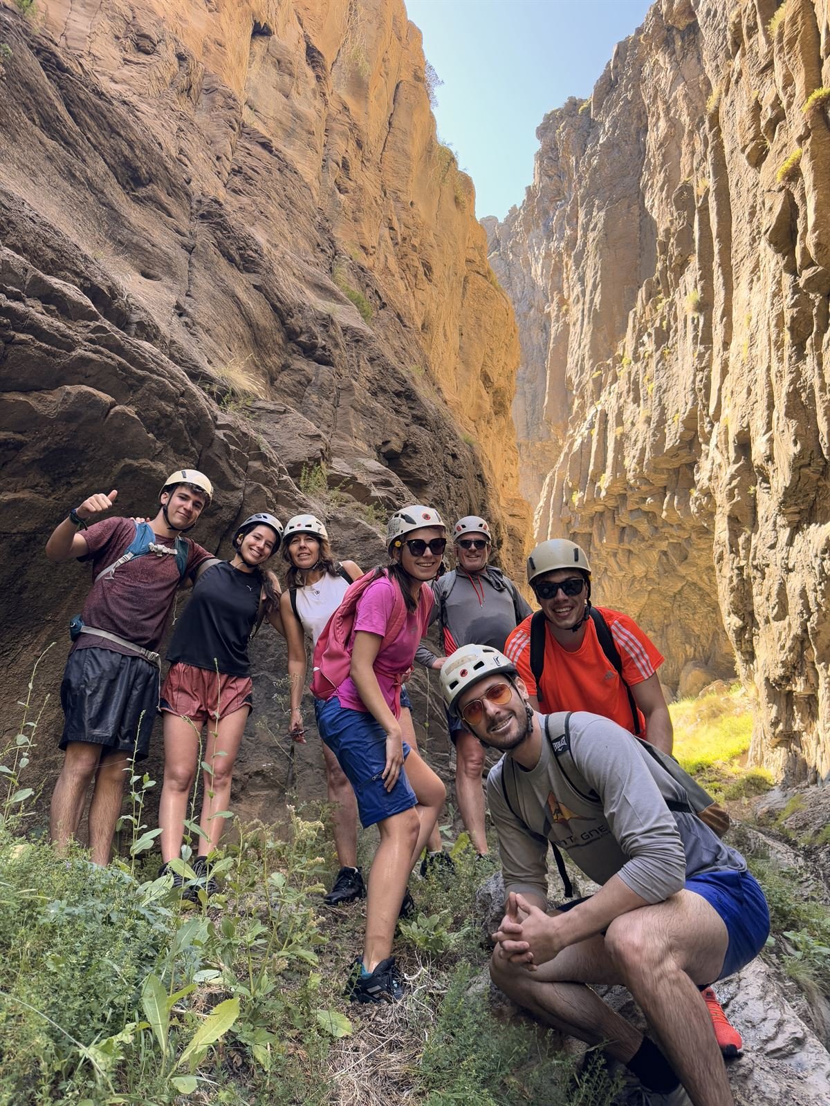 Grupo bajo las paredes de basalto del cañadón