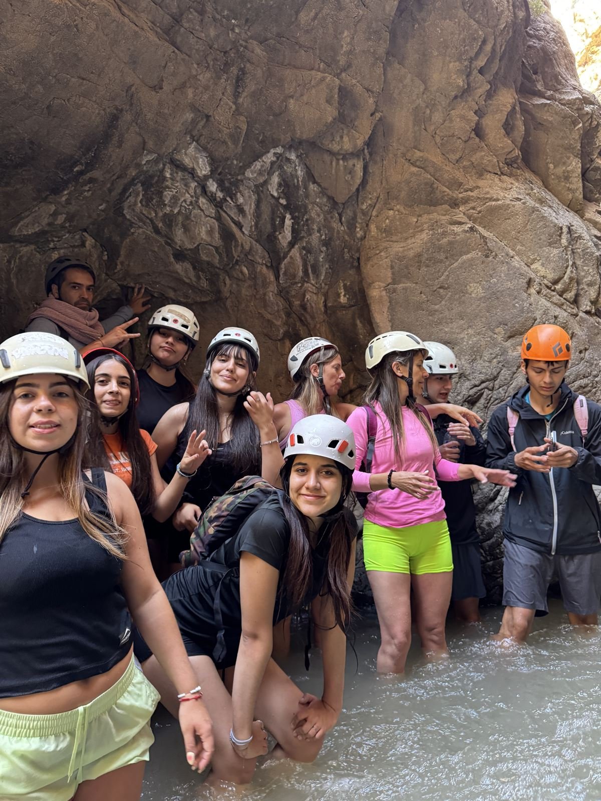 Grupo completo en el cañadón junto al arroyo