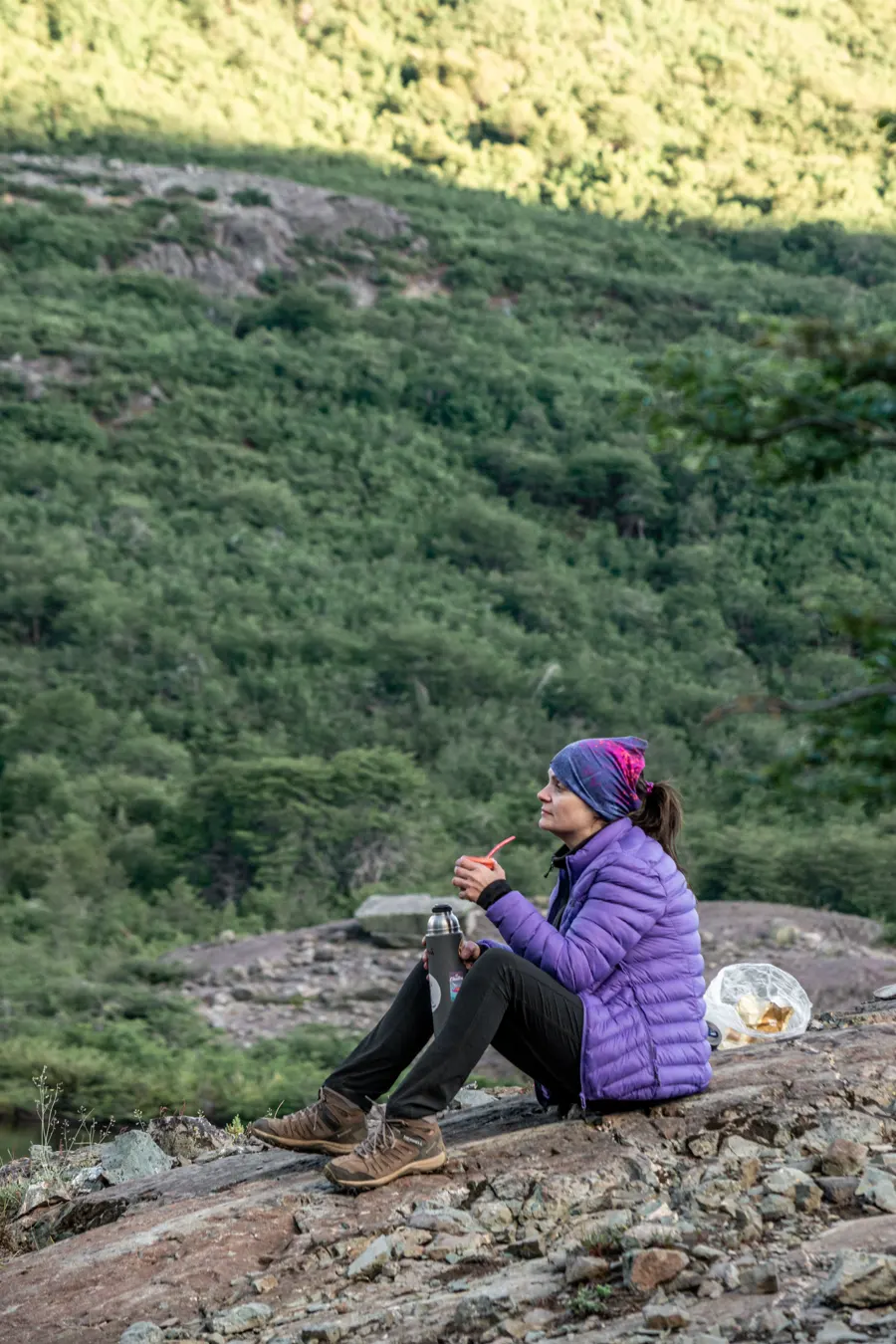Descanso con mate frente al último bosque de la Patagonia Norte