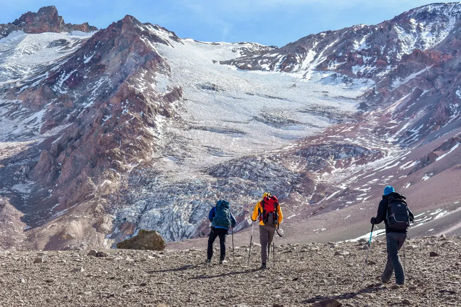 Trekking de acercamiento frente al glaciar del Domuyo