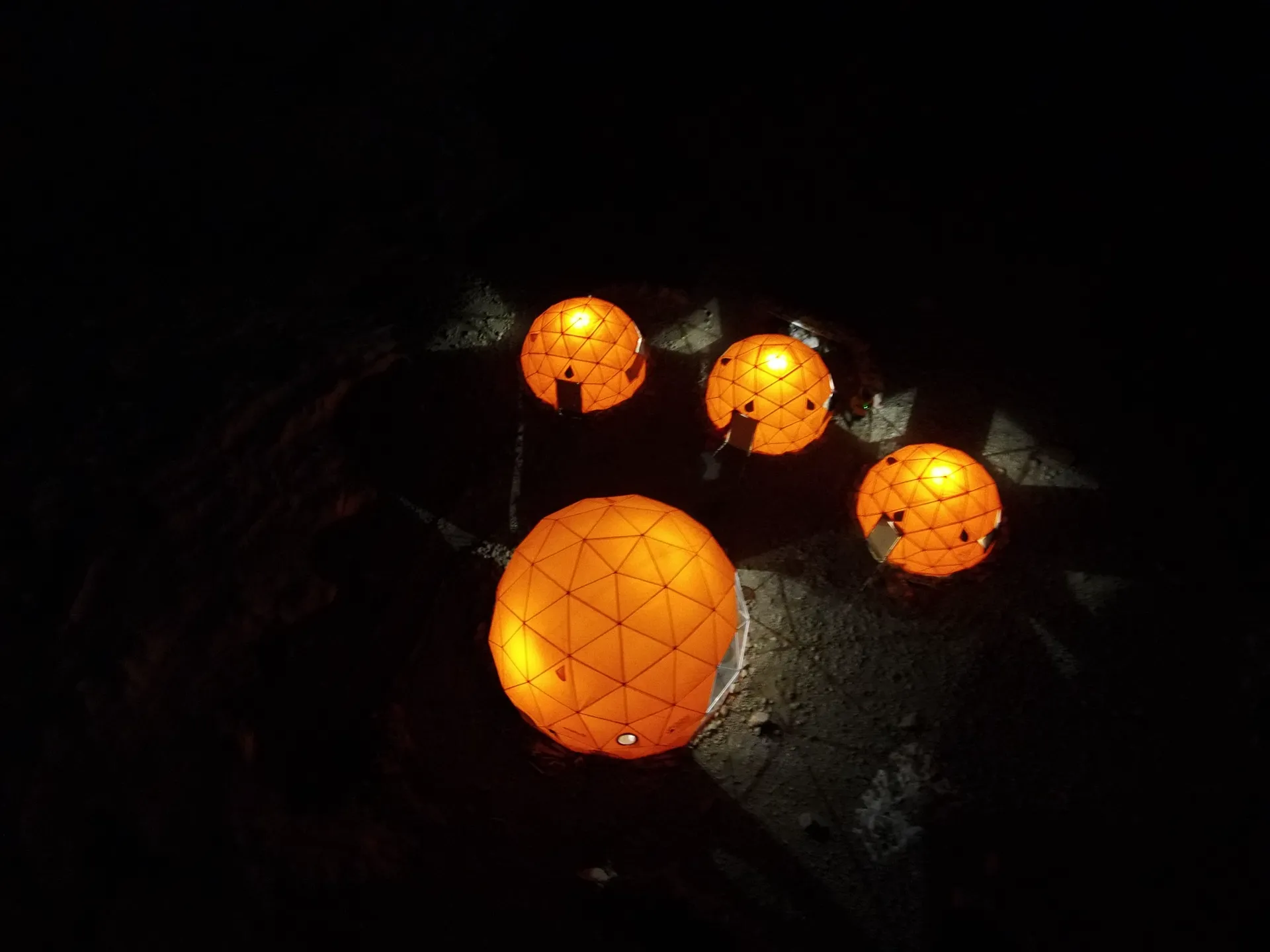 Domos de Rumbo Norte iluminados durante la noche