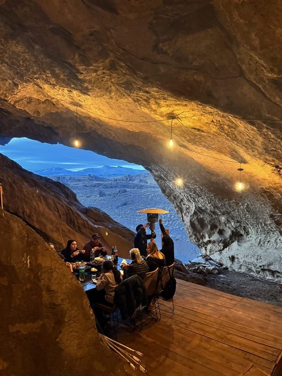 Cena en la caverna de Los Bolillos con vista a la cordillera
