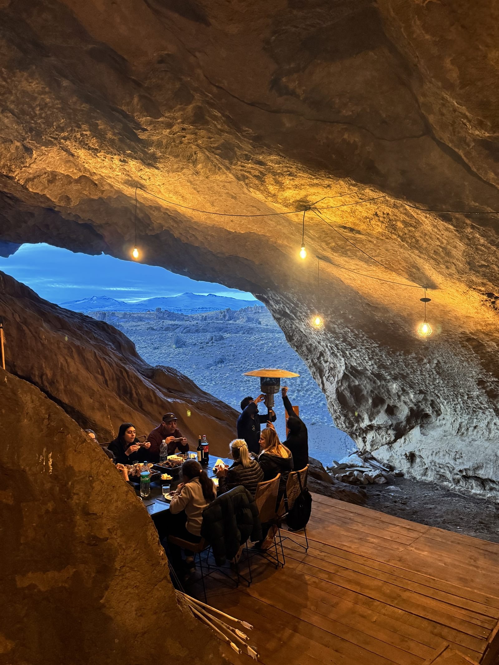 Cena en la caverna temática con vista a la cordillera nevada