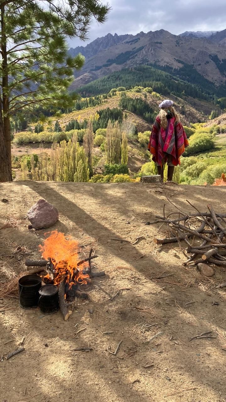 Campamento agreste junto al arreo en la Cordillera del Viento