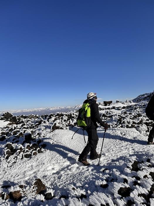 Montañista avanzando sobre la nieve del Tromen
