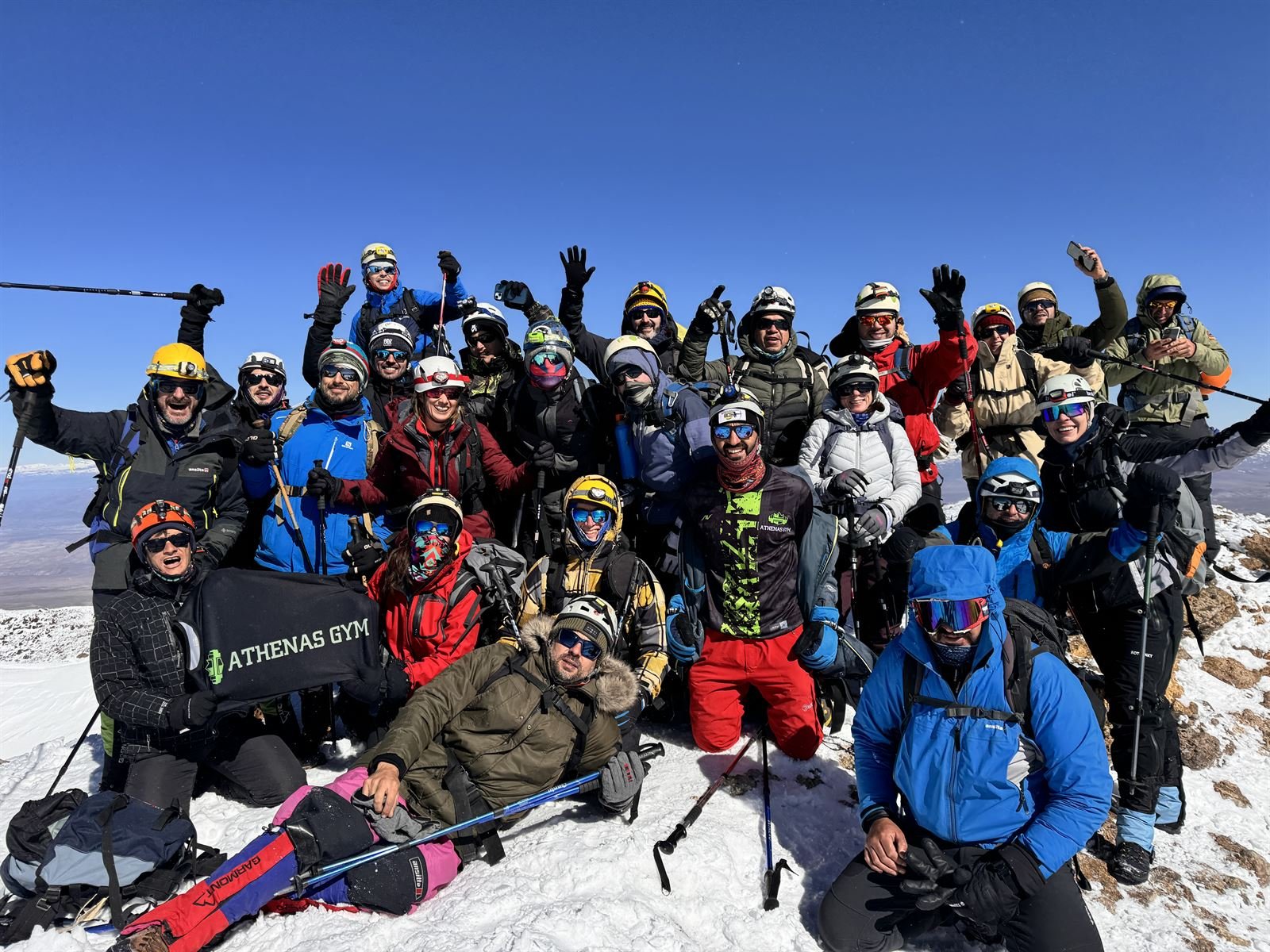 Grupo completo celebrando en la cumbre del Volcán Tromen